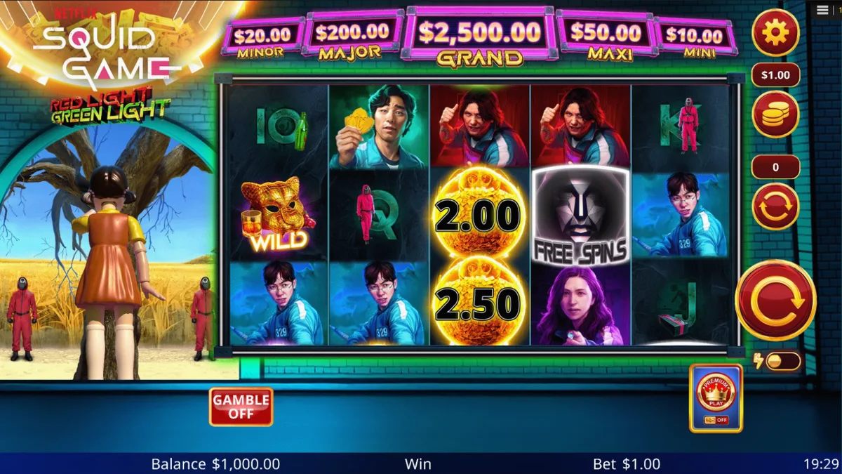 Tampilan visual slot Squid Game: Red Light, Green Light dengan latar belakang lapangan permainan yang ikonik.